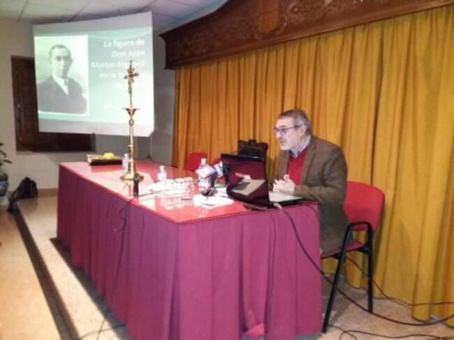 Momento de la conferencia de Ildefonso Alcalá Moreno