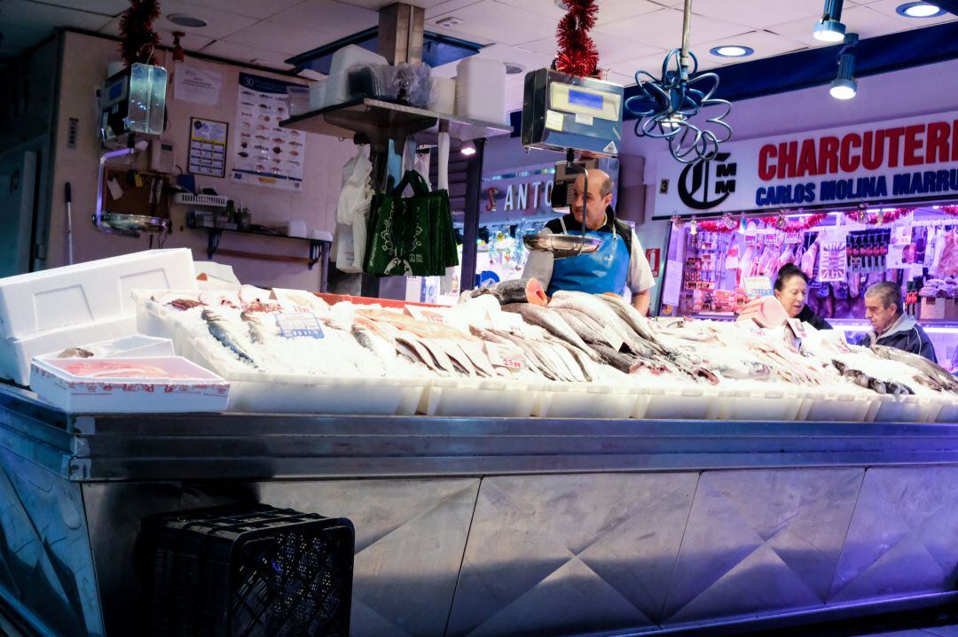 Una pescadería en un mercado de Madrid, coincidiendo con los preparativos de las fiestas navideñas.