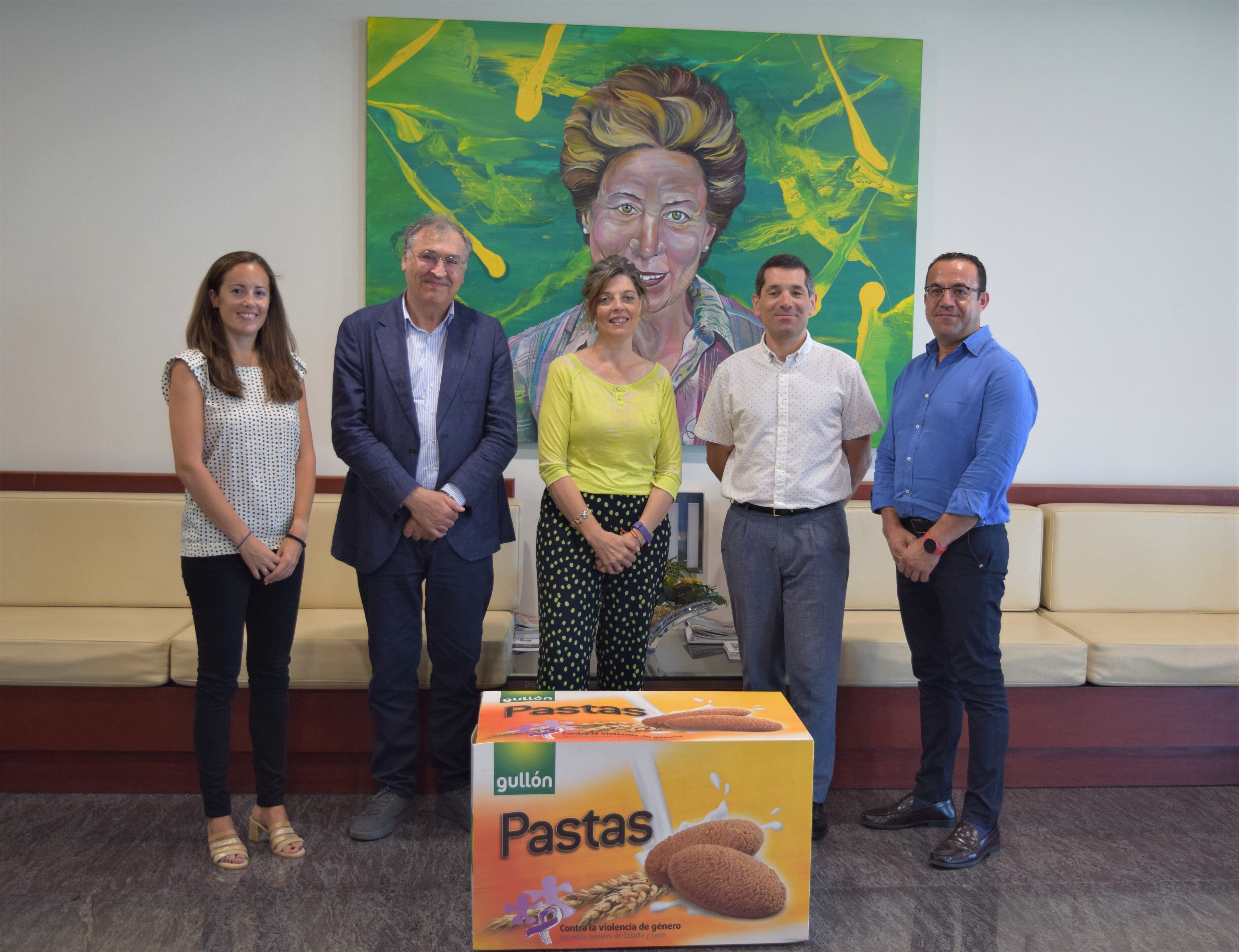 De izquierda a derecha: Sheila Palomo, responsable Sistema Gestión Ética, Responsable y Excelente de Galletas Gullón; el consejero delegado y director general de Gullón, Juan Miguel Martínez Gabaldón; la directora general de la Mujer de la Junta de Castilla y León, María Victoria Moreno; Paco Hevia, director Corporativo de Gullón; y Ángel Miguel Vega, director técnico de la Dirección General de la Mujer de la Junta