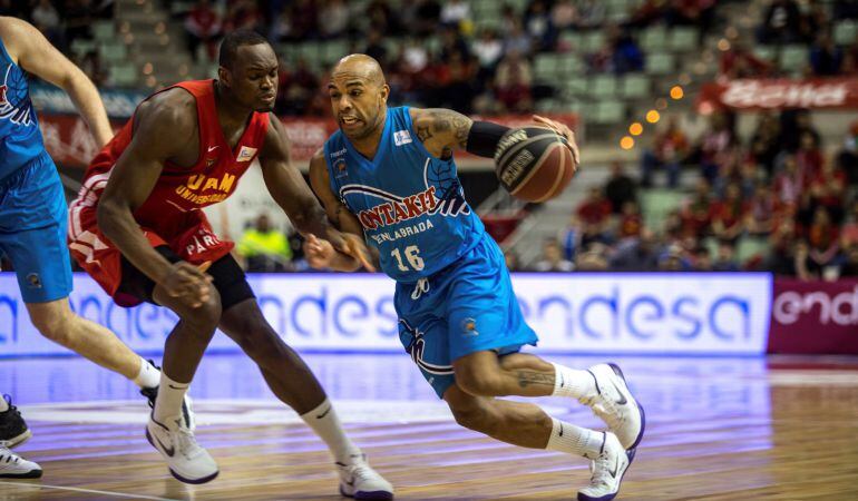 El pívot belga del UCAM Murcia, Kevin Tumba (i), intenta frenar al base venezolano del Montakit Fuenlabrada, Gregory Vargas (d), durante la jornada de Liga Endesa que el UCAM Murcia y el Montakit Fuenlabrada disputaron en el Palacio de los Deportes de Mur