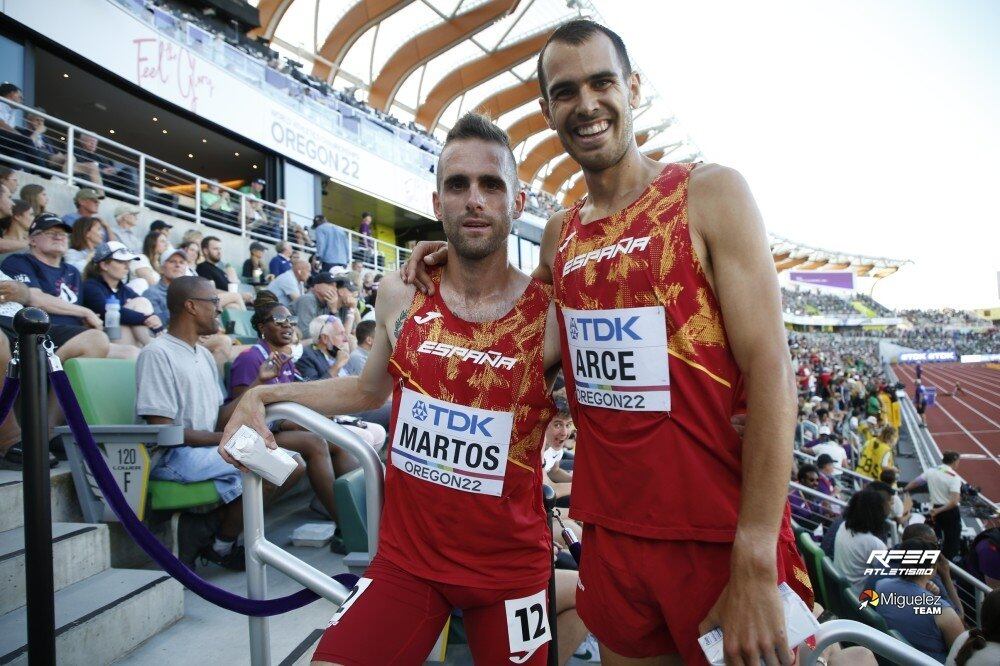 Dani Arce -derecha- junto a Sebas Martos a la conclusión de la final de los 3.000 metros obstáculos del Campeonato del Mundo de Atletismo que se está disputando en Eugene (Estados Unidos). / Foto: RFEA Miguélez Team