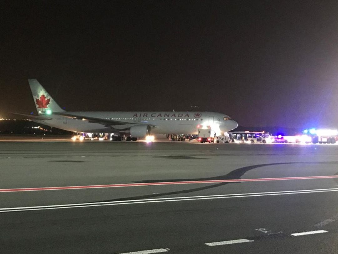 Imagen del avión de Air Canada después de haber aterrizado en Barajas