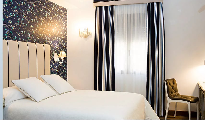 Una de las habitaciones del hotel Hierba Luisa de Alarcón (Cuenca),