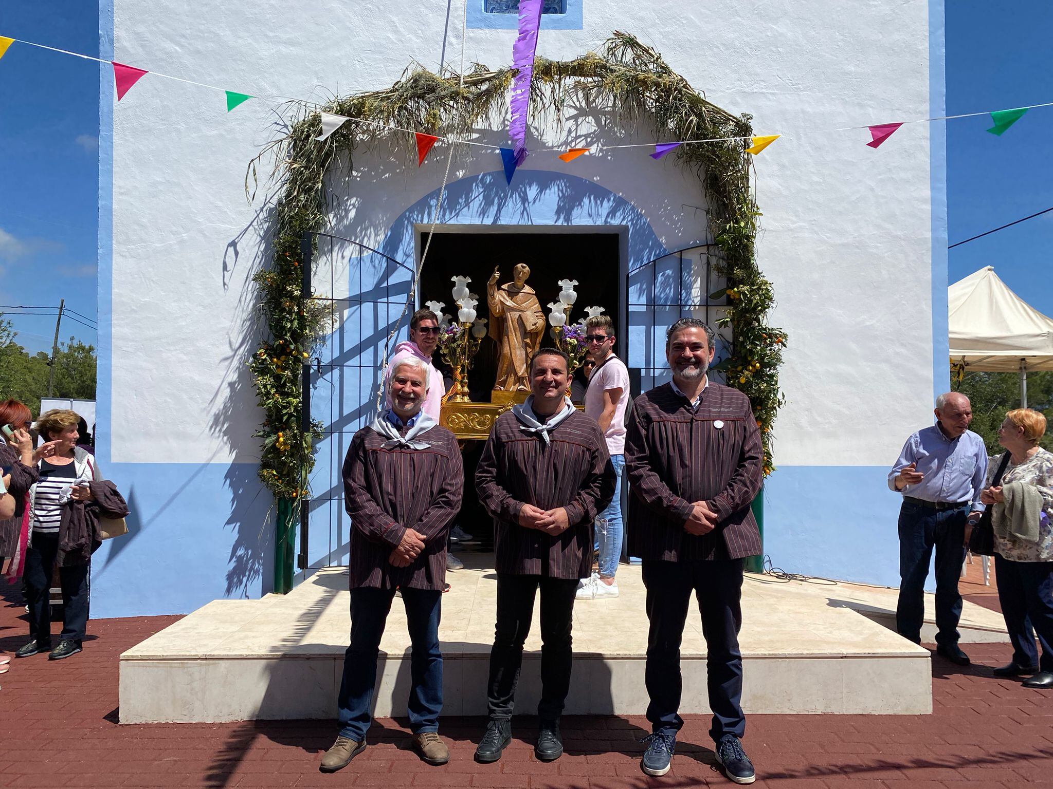 Los alcaldes de Altea, La Nucía y l&#039;Alfàs del Pi a las puertas de la ermita del Captivador