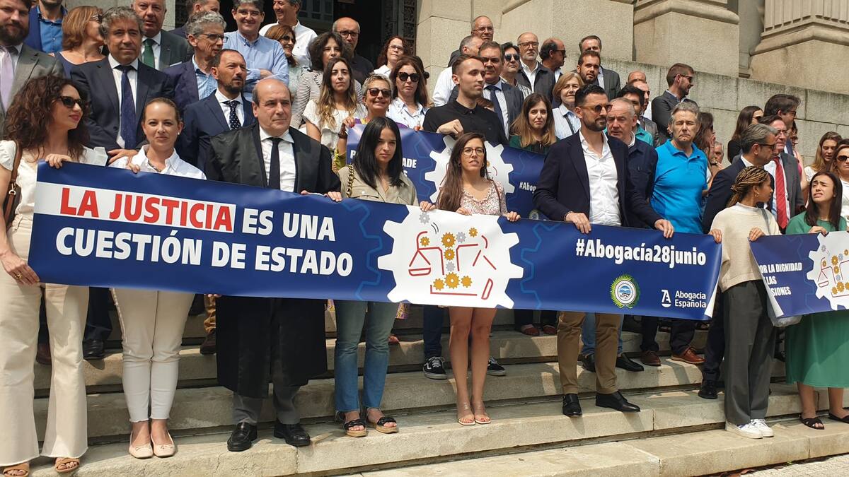 Los abogados protestan en A Coruña por los efectos de la paralización judicial