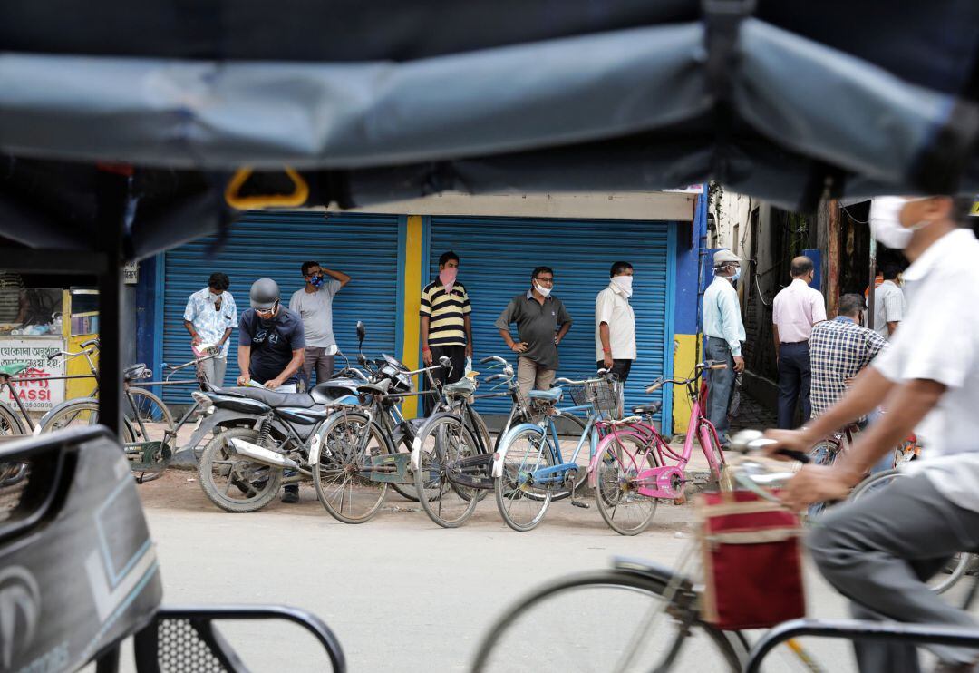 Varios ciudadanos de Kolkata (India) esperan para hacerse una prueba médica