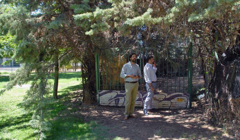 El alcalde y el edil de Medio Ambiente visitando las parcelas