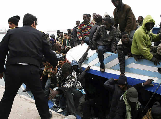 En el barco que naufragó en las costas libias viajaban emigrantes de múltiples países de Asia, África del norte y subsahariana, según un responsable de la Organización Internacional para las Migraciones