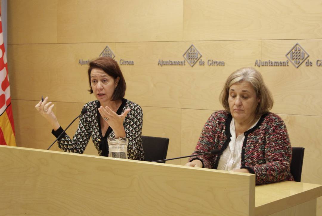 D’esquerra a dreta, l’alcaldessa de Girona, Marta Madrenas, i la regidora d’Igualtat, Drets Socials i Habitatge, Eva Palau, durant la presentació de la iniciativa aquest 12 de novembre de 2018. (Horitzontal)