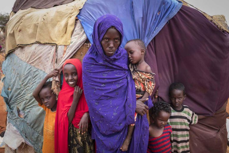 Sahra Dajrir junto a sus hijos a la puerta de su cabaña