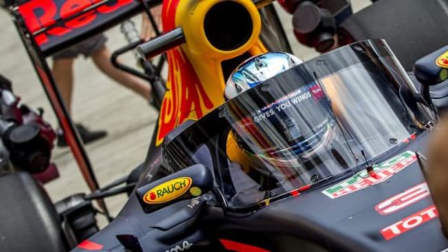 SUKI007 SOCHI (RUSIA) 29/04/2016.- El piloto australiano de Fórmula Uno Daniel Ricciardo, de Red Bull, se prepara para probar el Halo durante la primera sesión de entrenamientos libres en el circuito autódromo de Sochi(Rusia) hoy, 29 de abril de 2016. El