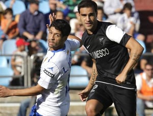 El centrocampista argentino del Real Zaragoza, Lucas Wilchez (i), intenta robar la pelota al defensa del Málaga CF, Jesús Gámez, durante el partido correspondiente a la tercera jornada de la Liga de Primera División