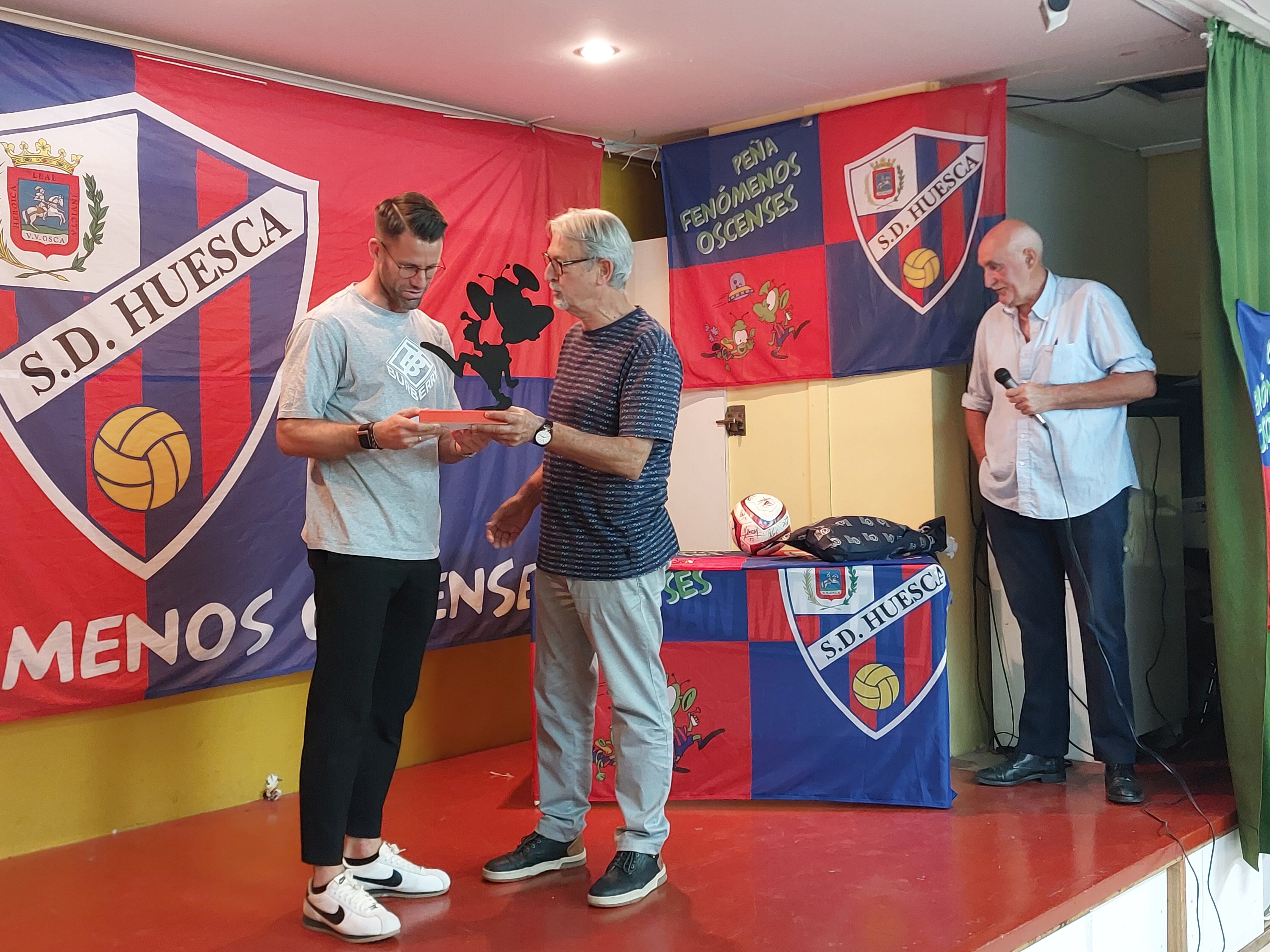 La Peña Fenómenos Oscenses entregó su trofeo a Dani Jiménez, portero de la SD Huesca