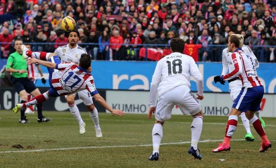 Saúl hace el segundo para el Atlético de chilena.