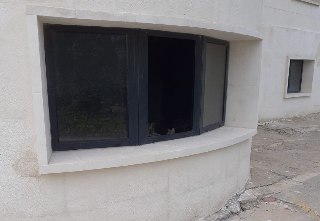 S'han trobat dues finestres trencades que haurien permès accedir a l'interior de l'antic hospital.