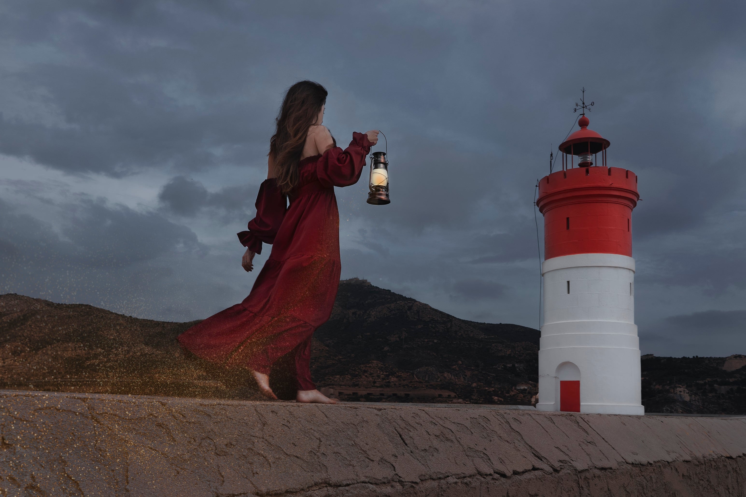 El autorretrato de la fotógrafa Mayca Montero en el Faro de Navidad de Cartagena es una de las fotos que se van a mostrar en la exposición de la BRMU