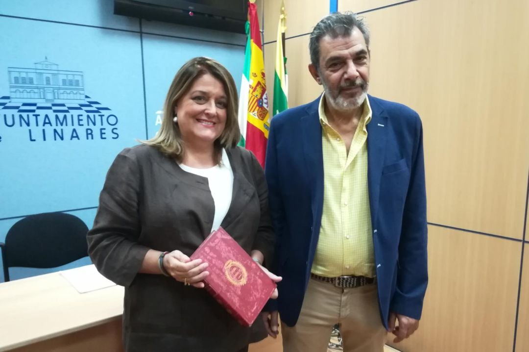 La concejala de Cultura, Ángeles Isac, y el director de la Biblioteca Pública Municipal de Linares, Luis Rabaneda.