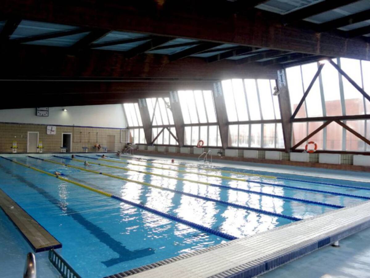 El arreglo de la piscina cubierta sufre un nuevo retraso al anularse la licitación del estudio de deficiencias