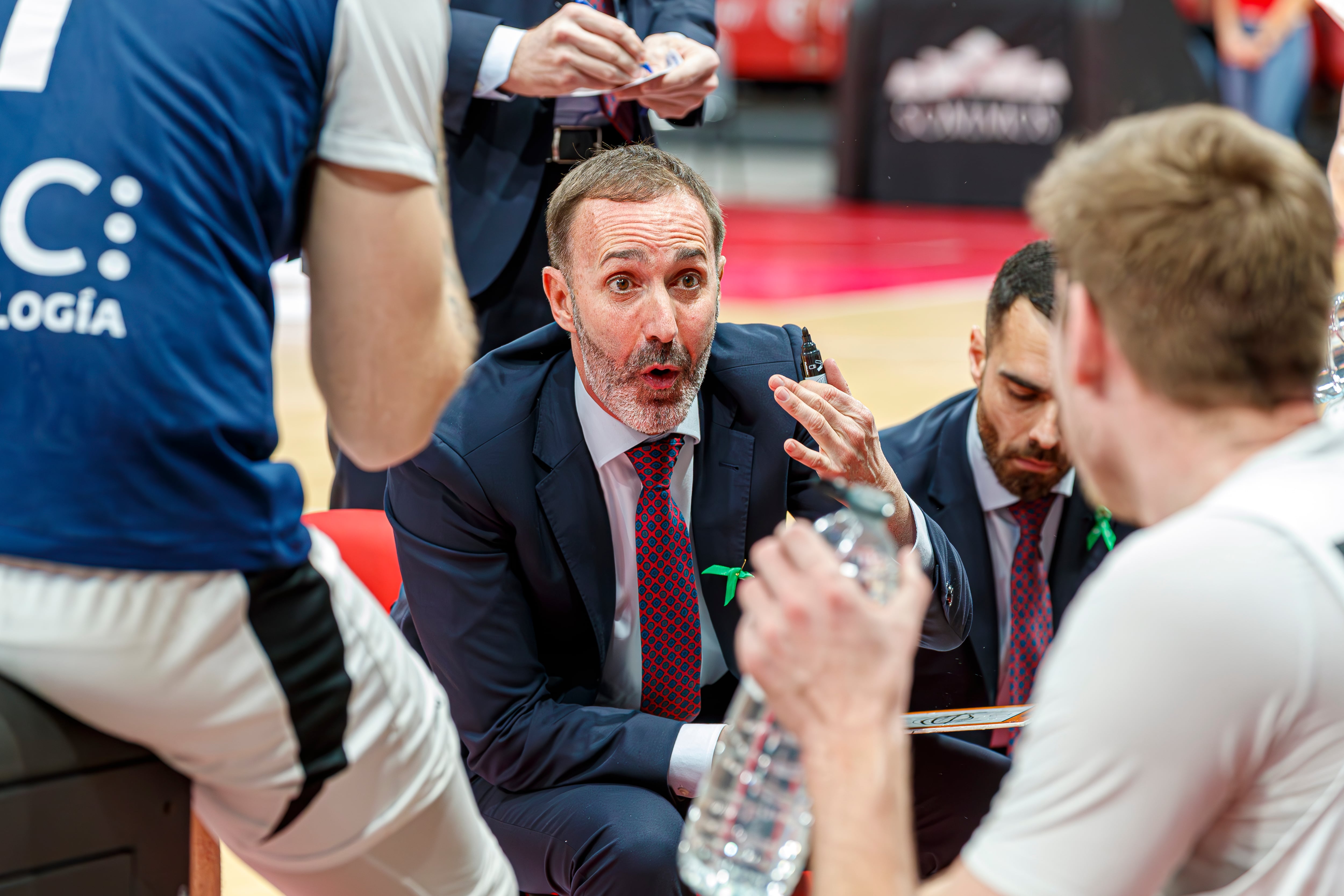 ZARAGOZA, 01/02/2025.- El entrenador de UCAM Murcia, Sito Alonso, durante el encuentro ante el Casademont Zaragoza, correspondiente a la fase regular de Laliga Endesa que disputan hoy sábado en el palacio Príncipe Felipe de Zaragoza. EFE/JAVIER BELVER.
