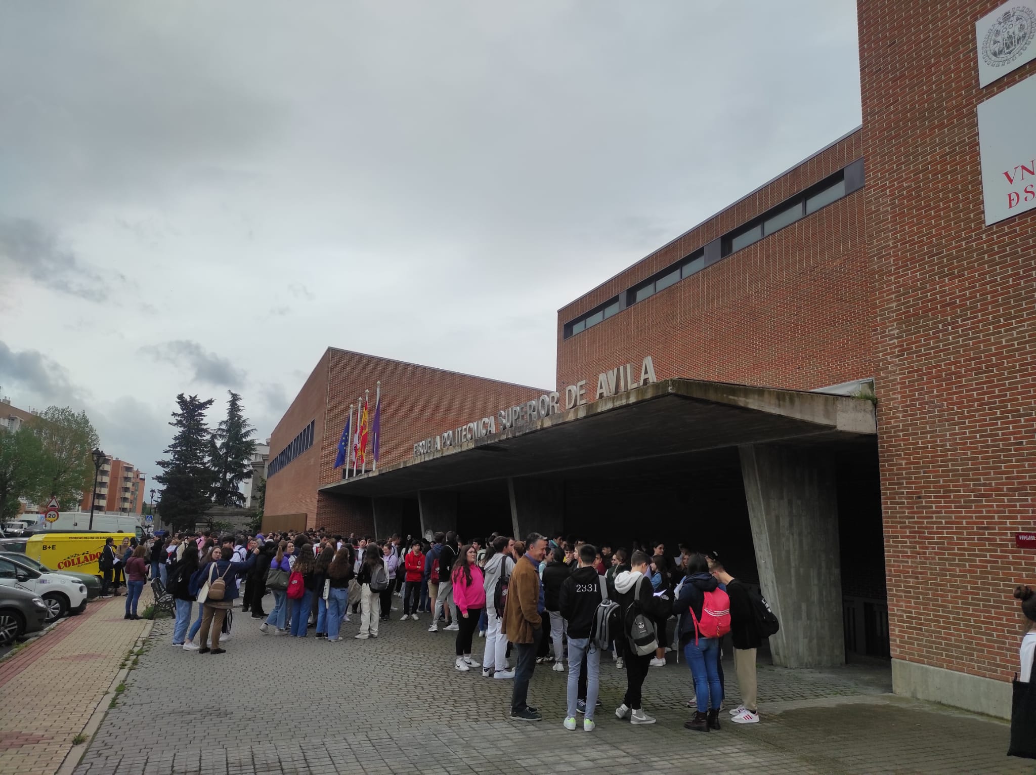 Estudiantes esperando para realizar la EBAU en el Campus de Ávila