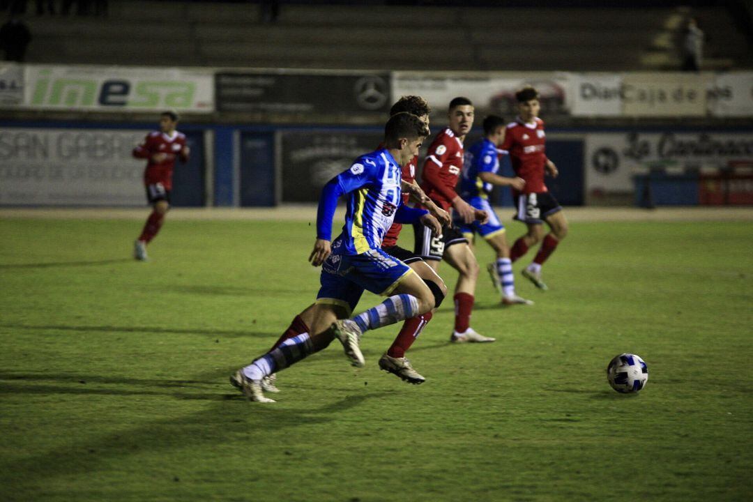 Carlos Sagüés, durante una acción del duelo ante los burgalesistas en el partido de la primera vuelta, será la única baja en las filas ribereñas.