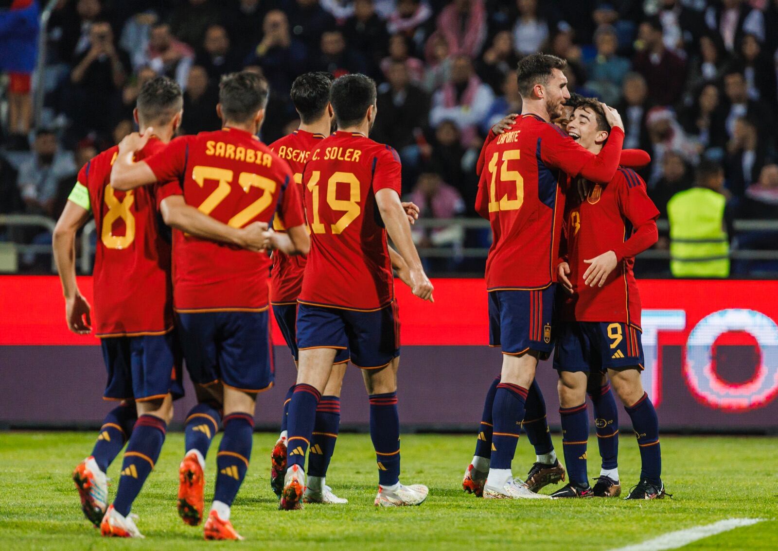 Los jugadores de España celebran uno de los goles