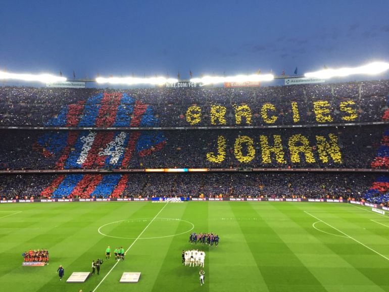 Tifo en la grada del Camp Nou antes del inicio del Clásico