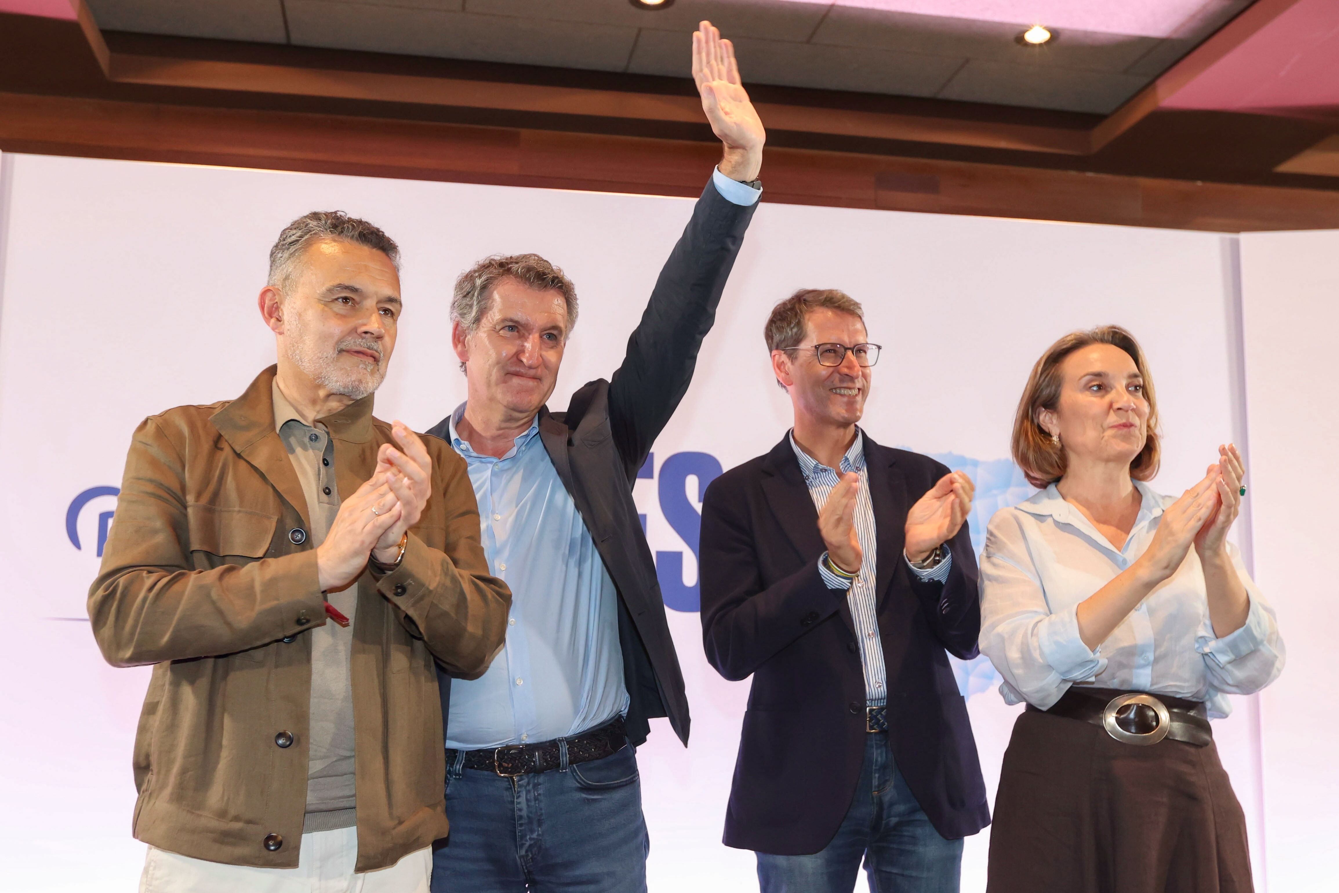 LOGROÑO, 03/06/2025.- El presidente del PP, Alberto Núñez Feijóo (2i), junto al presidente del PP de La Rioja, Gonzalo Capellán (2d), la secretaria general, Cuca Gamarra (d), y el alcalde de Logroño, Conrado Escobar (i), participa en un acto público este martes en Logroño para presentar su candidatura a la reelección como líder del partido. EFE/Raquel Manzanares
