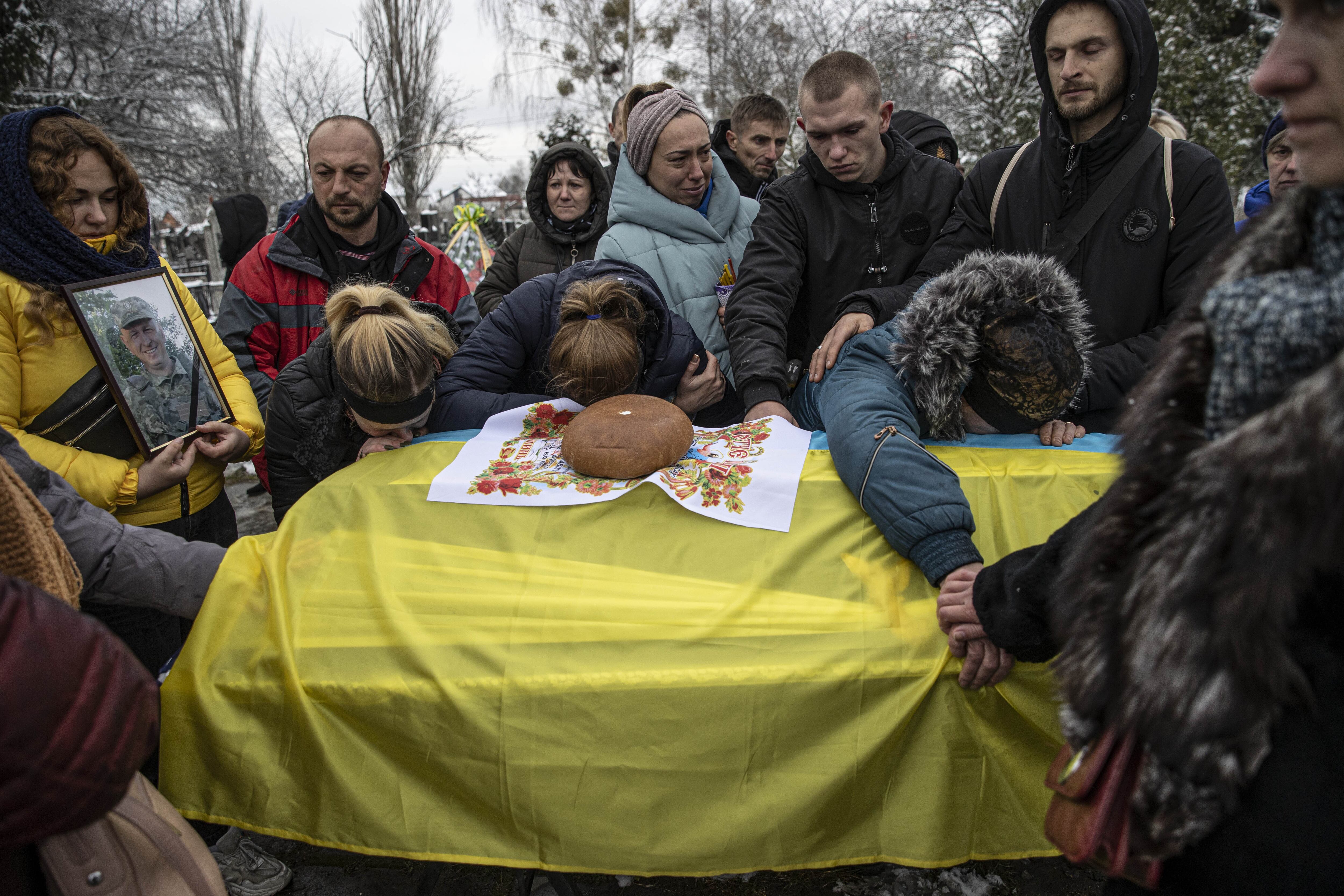 Ciudadanos lloran en el funeral de un soldado ucraniano, el sábado en Kiev