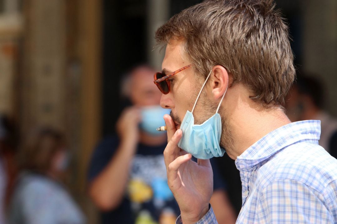 Una persona fuma en la calle 