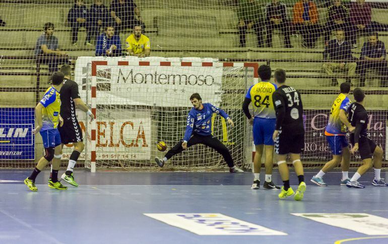 El meta leonés en acción con la camiseta amarilla.