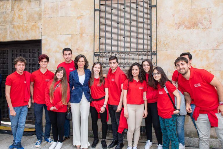 Los voluntarios del IV Encuentro Universia 2018, junto a Ana Botín.