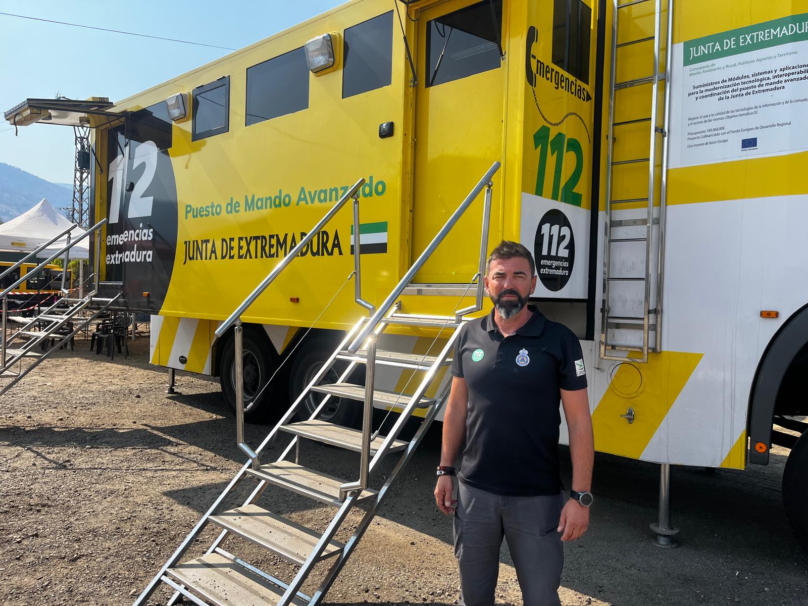 Raúl Fernández, uno de los responsables, posa junto al vehículo del CECOPI.