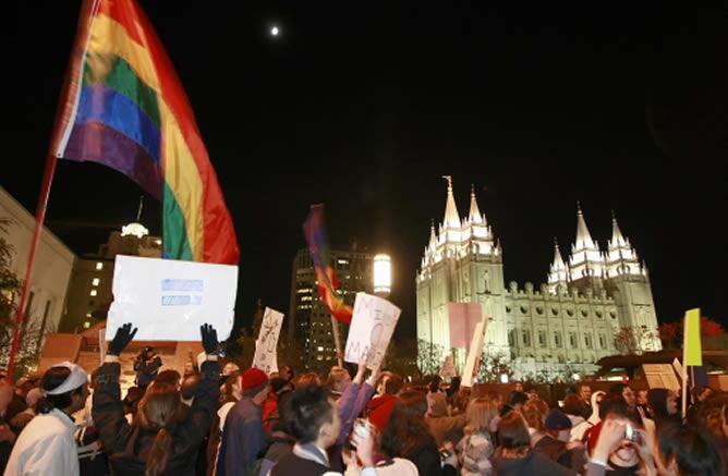 Manifestantes en contra de la Proposición 8 frente a la Iglesia de Jesucristo de los Últimos Días en Salt Lake City, Utah