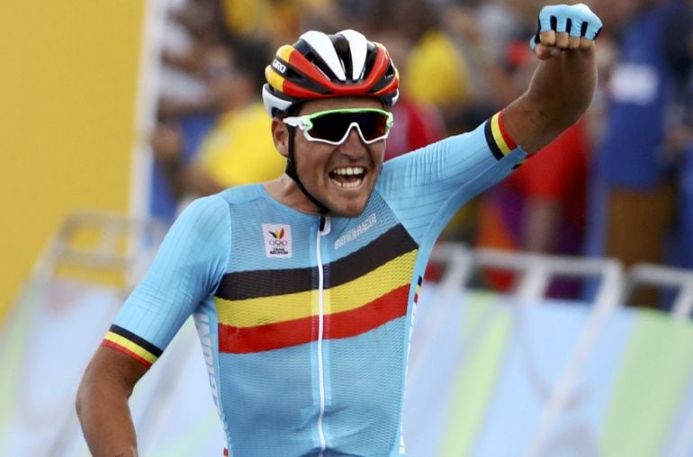 Jakob Fuglsang festeja su oro en la prueba de ciclismo en ruta.