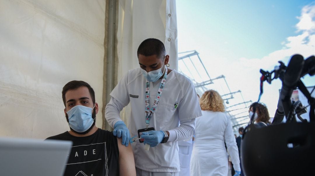 Un joven acude a recibir la vacuna contra el Covid-19.