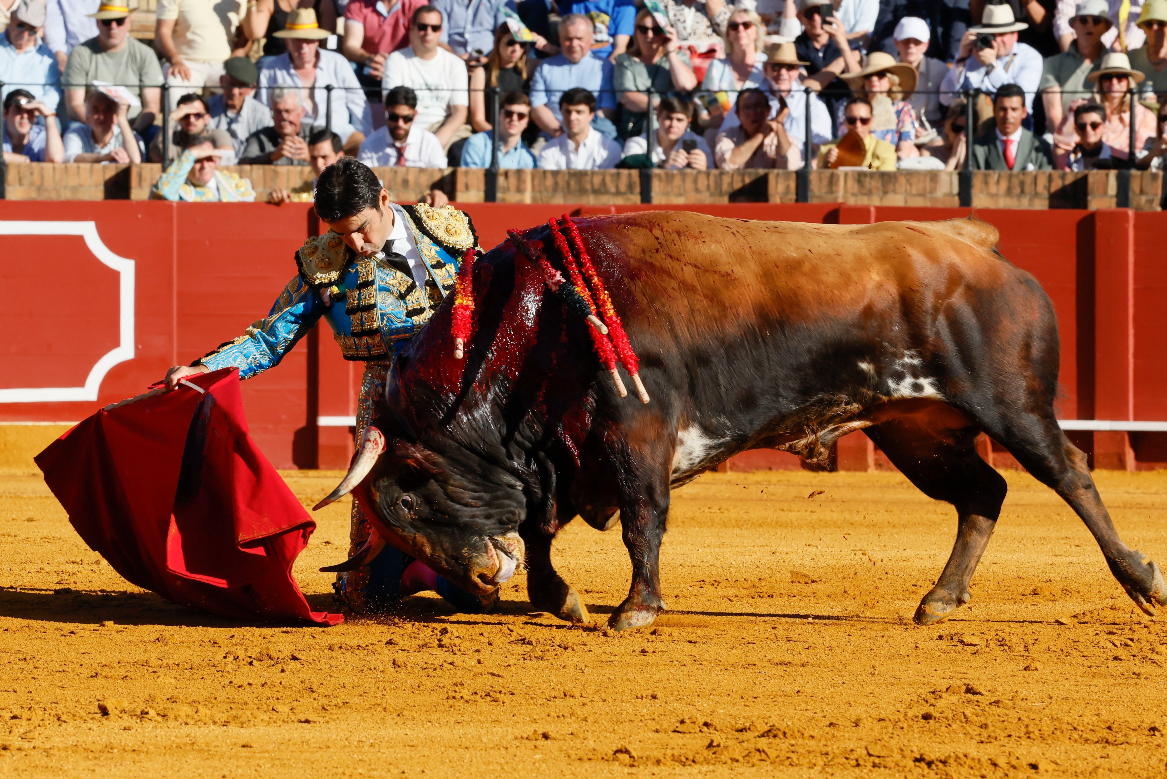 SEVILLA, 15/04/2026.- El diestro Miguel Ángel Perera en la lidia de uno de sus astados durante el festejo de la Feria de Abril celebrado este miércoles en La Maestranza con reses de Santiago Domecq. EFE/ José Manuel Vidal