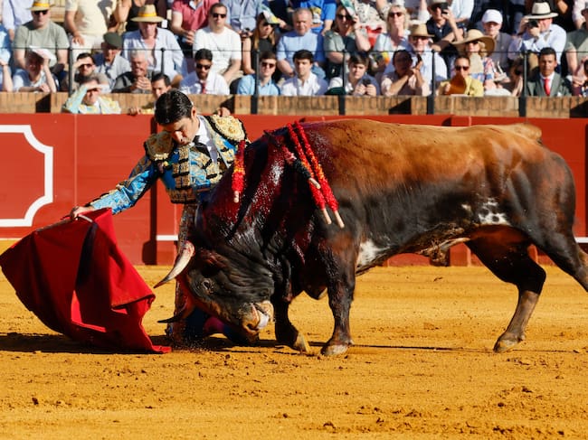SEVILLA, 15/04/2026.- El diestro Miguel Ángel Perera en la lidia de uno de sus astados durante el festejo de la Feria de Abril celebrado este miércoles en La Maestranza con reses de Santiago Domecq. EFE/ José Manuel Vidal