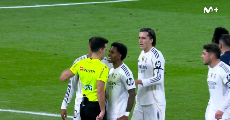 Rodrygo Goes y el árbitro del partido. @ElDiaDespues