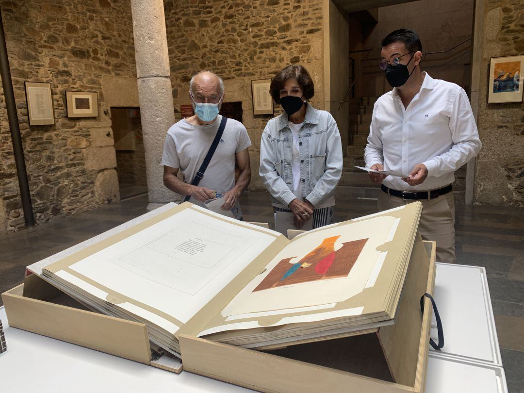 El artista, Juan Manuel González junto a la concejala, Concepción de Vega y el director del Museo del Bierzo, Javier Bueso