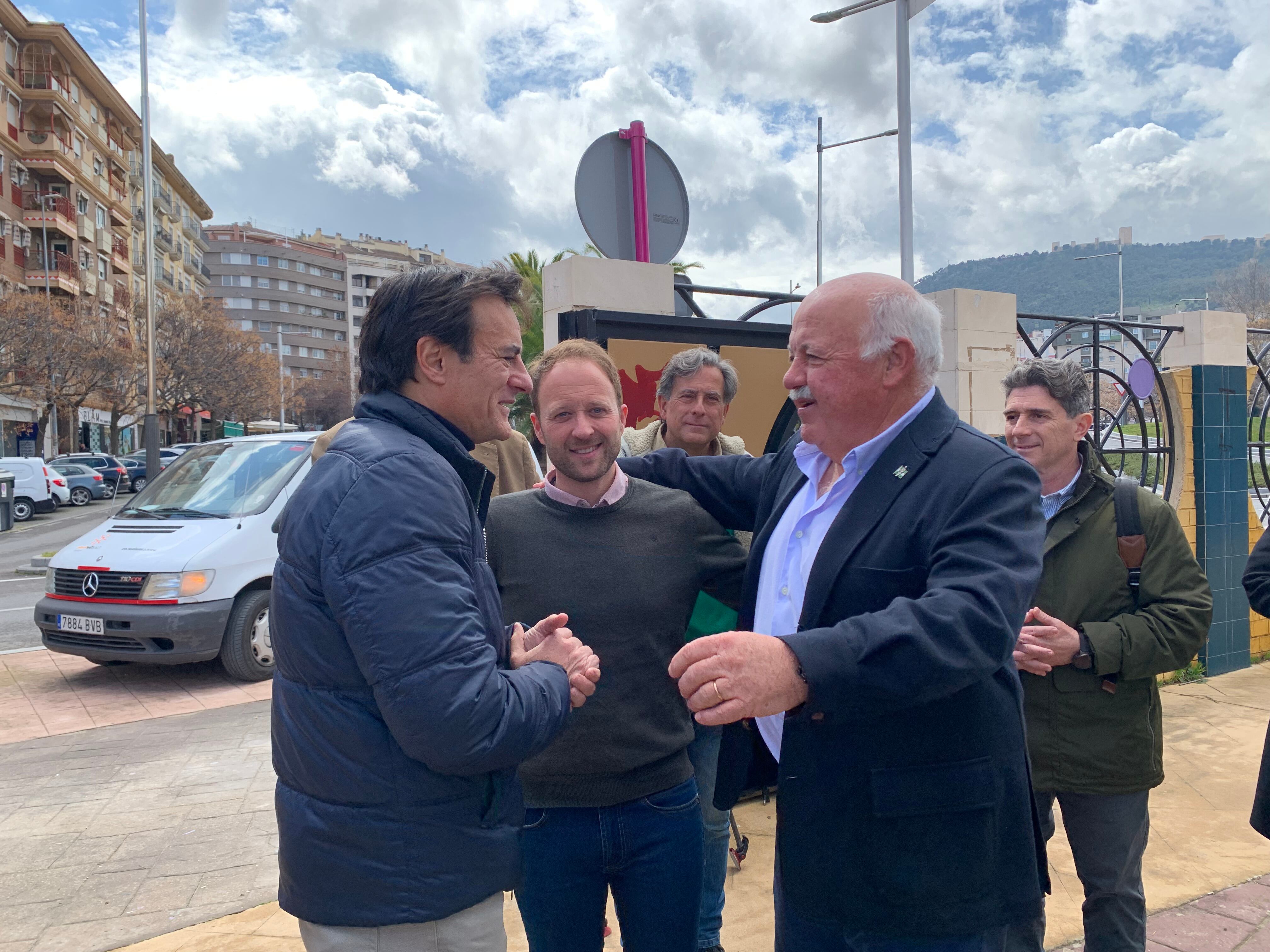 De izquierda a derecha, el candidato del PP a la alcaldía de Jaén, Agustín González; el presidente provincial del PP, Erik Domínguez, y el presidente del Parlamento Andaluz, Jesús Aguirre.