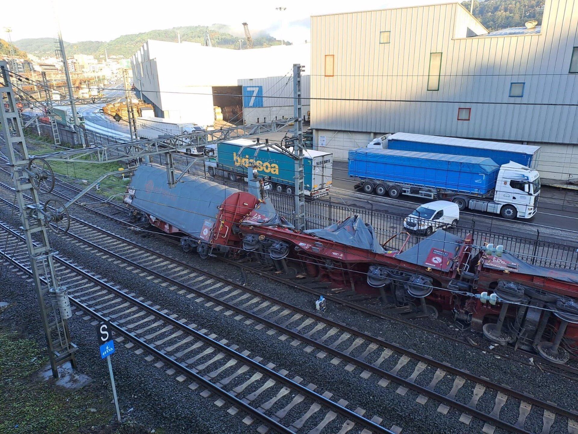 Descarrilan varios vagones de un tren cargado con mercancía siderúrgica en Pasaia