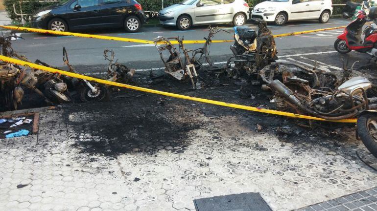 Imagen de algunas de las motos que han resultado calcinadas esta madrugada en el barrio donostiarra de Gros.