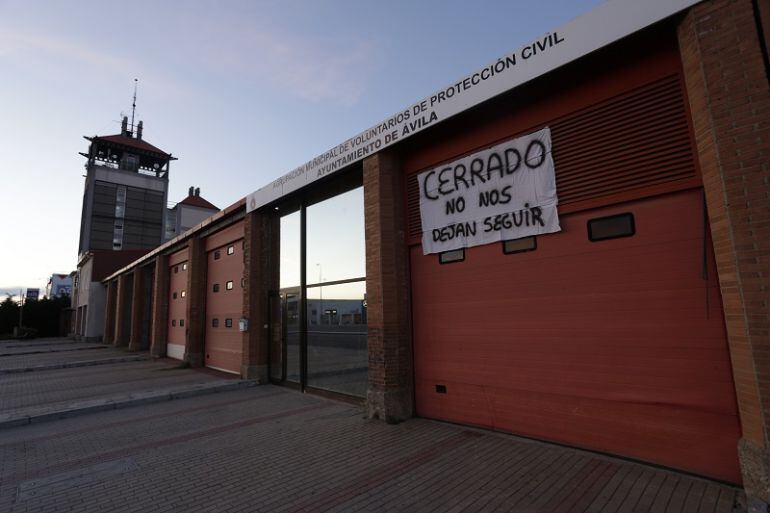 Sede de la agrupación local de Protección Civil, con la pancarta que colgaron los voluntarios