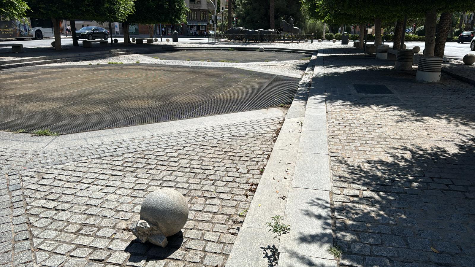 Bolardos sueltos en la fuente de la Plaza de España de Alicante. Foto: Daniel Rodríguez