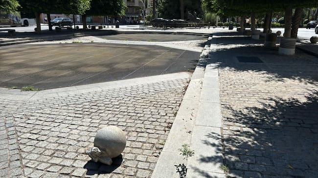 Bolardos sueltos en la fuente de la Plaza de España de Alicante. Foto: Daniel Rodríguez