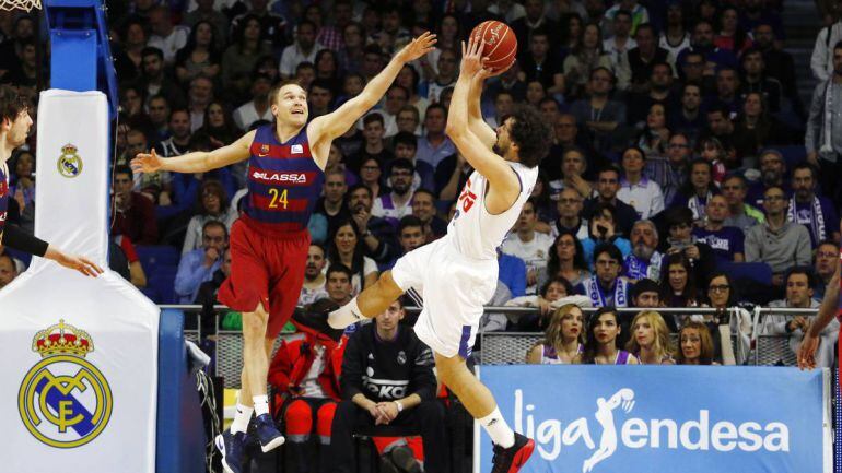 Llull lanza a canasta en un Real Madrid - Barça de baloncesto 