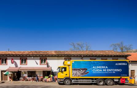 Camión de Alimerka repartiendo en zona rural