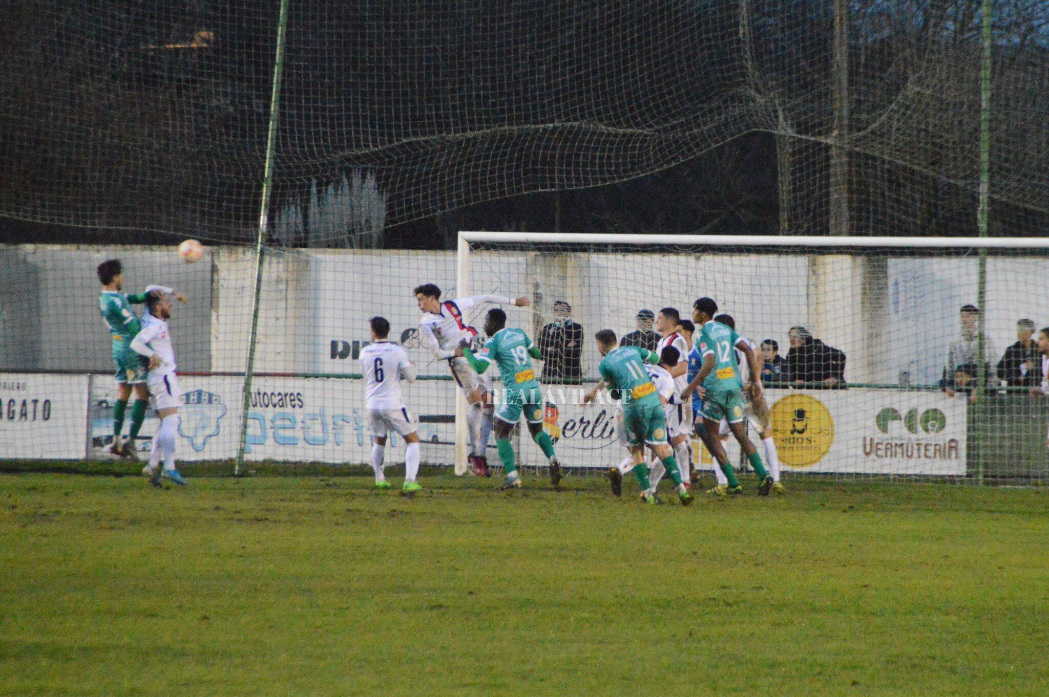 Una acción de juego de los abuleneses en el reciente empate (0-0) ante el Astorga en La Eragudina