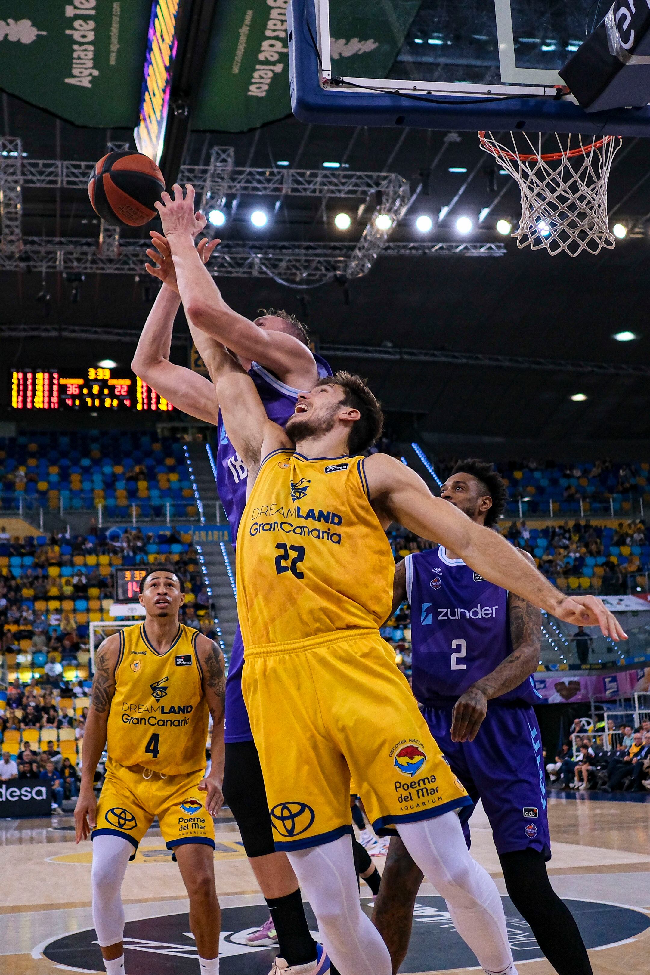 LAS PALMAS DE GRAN CANARIA, 03/12/2023.- Ethan Happ (d) y Anzejs Pasecniks (i) jugadores del Dreamland Gran Canaria y del Zunder Palencia durante en el partido de la duodécima jornada de la Liga Endesa, que ambos equipo han disputado hoy en el Gran Canaria Arena. EFE/Ángel Medina G.
